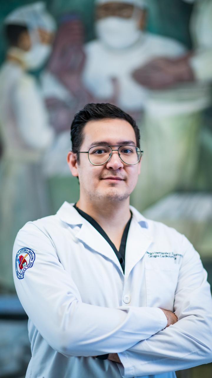 Dr. Diego Hernandez Zamonsett en consulta